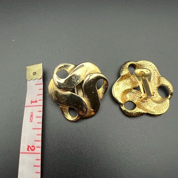Vintage gold tone swirl clip on earrings - Picture 4 of 5